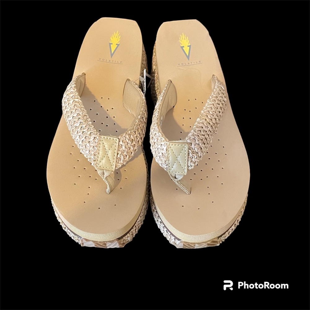 Volatile Sandals Women 8 beige platform New never worn